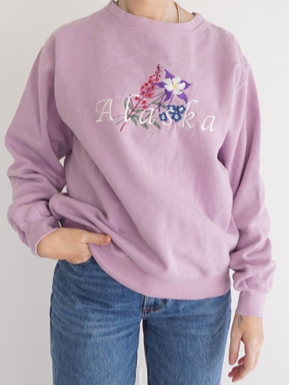 Vintage PR Attire Lavender Alaska Trip Floral Embroidered Tourist Sweatshirt S